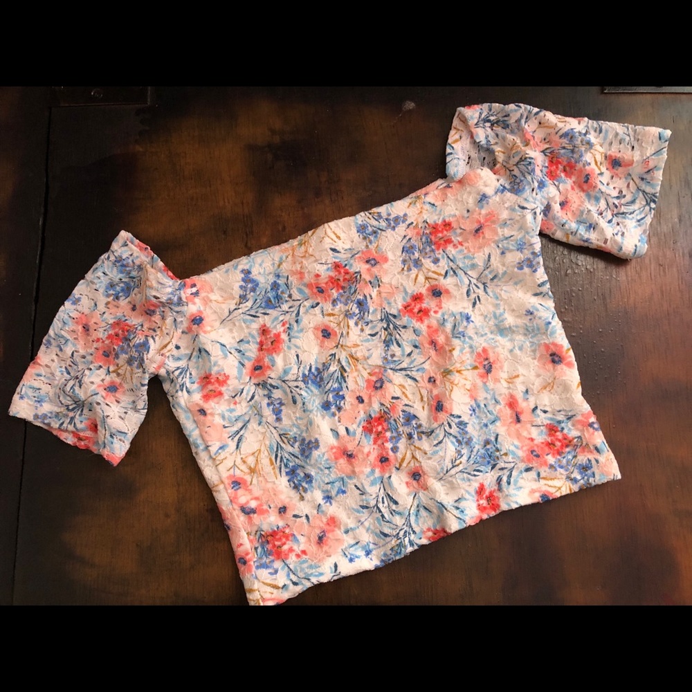 Crop top, off shoulder